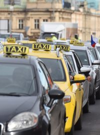 Pražští taxikáři blokují magistrálu, kvůli cenám i &#039;nelegální konkurenci&#039;