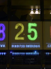 Na nové budově Národního divadla odečítá hodiny do zahájení Dne dětské onkologie světelný odpočet