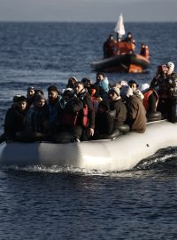 Migranti míří z Turecka na řecký ostrov Lesbos