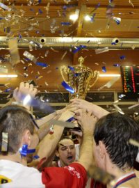 basketbalisté pardubic slaví zisk českého poháru