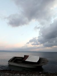 Loď, kterou migranti použili k cestě přes Egejské moře
