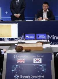 Profesionální hráč deskové hry Go Lee Sedol změřil síly s počítačovým programem AlphaGo. První partii prohrál, další čtyři má před sebou