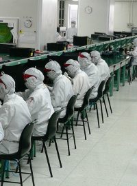 Továrna na výrobu elektroniky v čínském městě Šen-čen. V žlutém obleku je manažer, brýle slouží zaměstnancům jako ochrana před poškozením zraku
