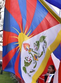 Demonstranti vlajkami vyjadřovali podporu Tibetu (Ilustrační foto)