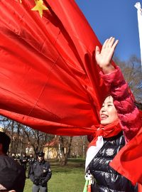 Zastánci Si Ťin-pchinga nesli velké čínské vlajky