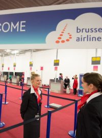 Zaměstnanci Brussels Airlines čekají na cestující na letišti Zaventem, které se po teroristických útocích částečně otevřelo 3. dubna