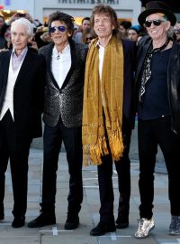 Charlie Watts, Ronnie Wood, Mick Jagger and Keith Richards (zleva) na otevření výstavy o své kapele Rolling Stones