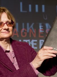 Spisovatelka Daniela Hodrová získala hlavní cenu v soutěži Magnesia Litera za román Točité věty