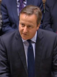 Britský premiér David Cameron v Dolní sněmovně (snímek z House of Commons TV)