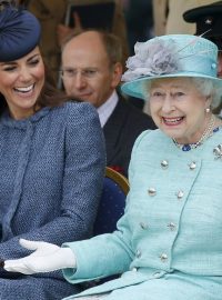 Královna Alžběta II. a Catherine, vévodkyně z Cambridge (červen 2012)