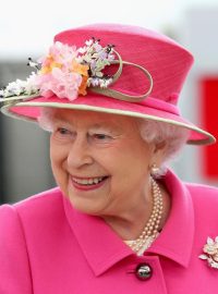 Klobouky, kostýmky, kabáty a perly. Britská královna Alžběta II. byla známá pro svou dokonalou barevnou souhru