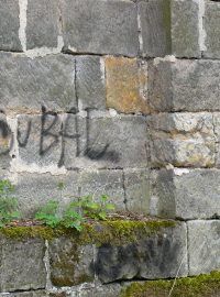 Sprejeři neváhají svými nápisy ničit zdi na západní terase zákupského zámku