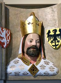 Návštěvníci výstavy poprvé uvidí barevnou kopii busty Karla IV. Památkáři ji vytvářeli zhruba půl roku