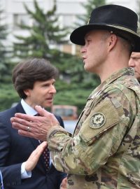 Do Česka přijel americký konvoj. Vojáky přivítali ministr obrany Martin Stropnický a americký velvyslanec Andrew Schapiro