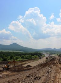 Sesuv půdy na nedokončené dálnici D8 u Litochovic (archivní foto)