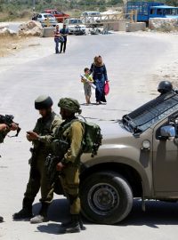 Hlídka izraelských policistů ve vesnici Jatta nedaleko města Hebron na Západním břehu