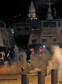 Bitky v Marseille se po utkání přesunuly do přístavu, zasahovala policie