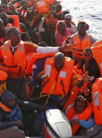 Za jeden den zachránily lodě ve Středozemním moři 4500 migrantů na cestě z Afriky do Itálie.