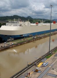 Nákladní loď proplouvá Panamským průplavem den před slavnostním otevřením nových zdymadel