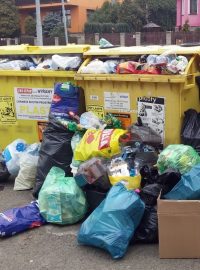 Hromada odpadků u kontejneru