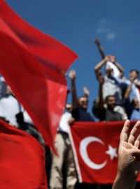 Podporovatelé tureckého prezidenta Recepa Tayyipa Erdogana na demonstraci v Istanbulu