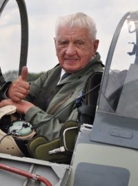 Československý válečný veterán Emil Boček se stal jedním z nejstarších pilotů stíhacího letounu Spitfire