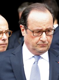 Francouzský prezident François Hollande a ministr vnitra Bernard Cazeneuve (vzadu) v Saint-Etienne-du-Rouvray