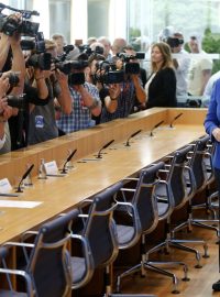 Spolková kancléřka Angela Merkelová při příchodu na tiskovou konferenci
