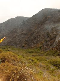 Hasiči se snaží dostat pod kontrolu lesní požár u kalifornského Big Sur