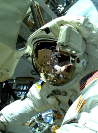 Astronaut u mezinárodní vesmírné stanice (ilustrační foto)