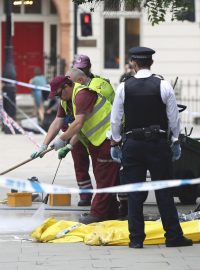 Muž s nožem útočil v centru Londýna - úklid místa činu