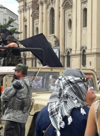 Odpůrci islámu na Staroměstském náměstí v Praze sehráli scénku představující invazi Islámského státu, vyděsili tím kolemjdoucí