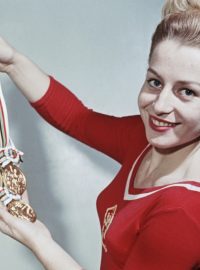 Věra Čáslavská se zlatými olympijskými medailemi