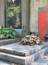 Hrob Klementa Gottwalda někdo na Olšanských hřbitovech polil červenou barvou