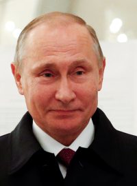 Vladimir Putin na návštěvě jedné z moskevských volebních místností.