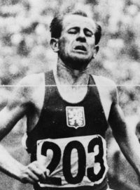 Emil Zátopek při finiši běhu na 10 km