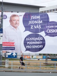 Nelegálně postavený billboard starosty pardubického městského obvodu Jaroslava Menšíka (ANO)