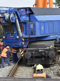 Ve Vnorovech na Hodonínsku, kde začali dělníci 23. září dávat zpět na koleje nehodový vlak s jeřábem (na obrázku), který jel vyprostit havarovaný osobní vlak, opět vykolejila lokomotiva