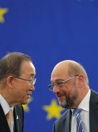 Generální tajemník OSN Pan Ki-mun (vlevo) a předseda Evropského parlamentu Martin Schulz