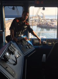 Poručík italské pobřežní stráže Eduardo Farina na velitelském můstku lodě Ubaldo Diciotti