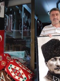 Erdal drží koberec s podobiznou prvního tureckého prezidenta Ataturka