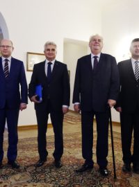 Čtyři nejvyšší ústavní činitelé ČR, kteří si za poslední týden vykoledovali v narážce na historii maoismu přezdívku „gang čtyř“, se dnes sešli s ministrem zahraničí