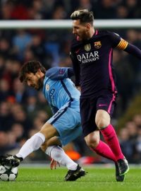 Lionel Messi z Barcelony v souboji s Davidem Silvou z Manchesteru City