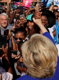 Demokratická prezidentská kandidátka Hillary Clintonová se zdraví s voliči v Lauderhillu na Floridě