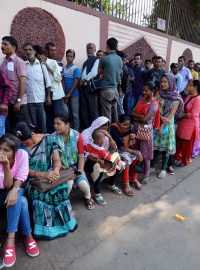 Lidé v indickém Guwahati čekají ve frontě před bankou, aby získali hotovost