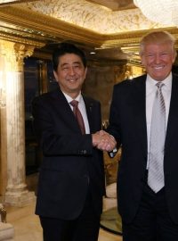 Japonský premiér a vítěz amerických prezidentských voleb Donald Trump se setkali v New Yorku