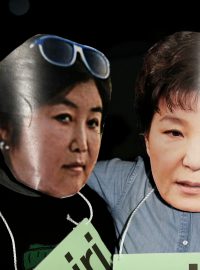 Vystřižené fotografie jihokorejské prezidentky Pak Kun-hje (vpravo) a její přítelkyně Čche Son-sil, které nesli demonstranti požadující prezidentčinu rezignaci