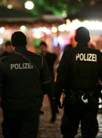 Německá policie po útoku hlídkovala u dalších vánočních trhů