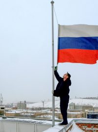 Městská administrativní budova v Krasnojarsku stahuje vlajku na půl žerdi