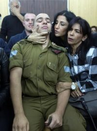 Soud uznal izraelského vojáka vinným ze zabití raněného Palestince